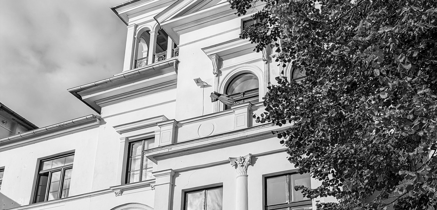Weisse Villa: Geschäftssitz fonlos services GmbH & Co. KG