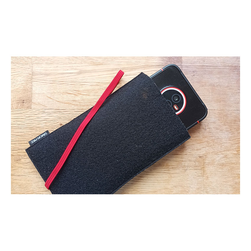 Volla Phone X23 mit Ubuntu Touch in robuster schwarzer Schutzhülle mit rotem Gummiband, ideal für sicheres mobiles Arbeiten